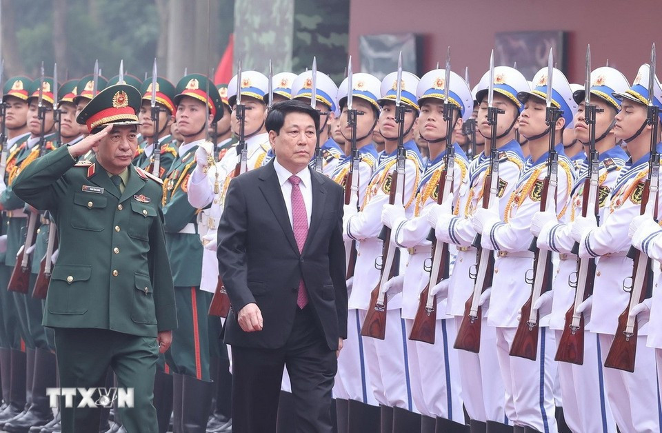 Chủ tịch nước Lương Cường duyệt Đội danh dự Quân đội nhân dân Việt Nam. (Ảnh: Lâm Khánh/TTXVN)