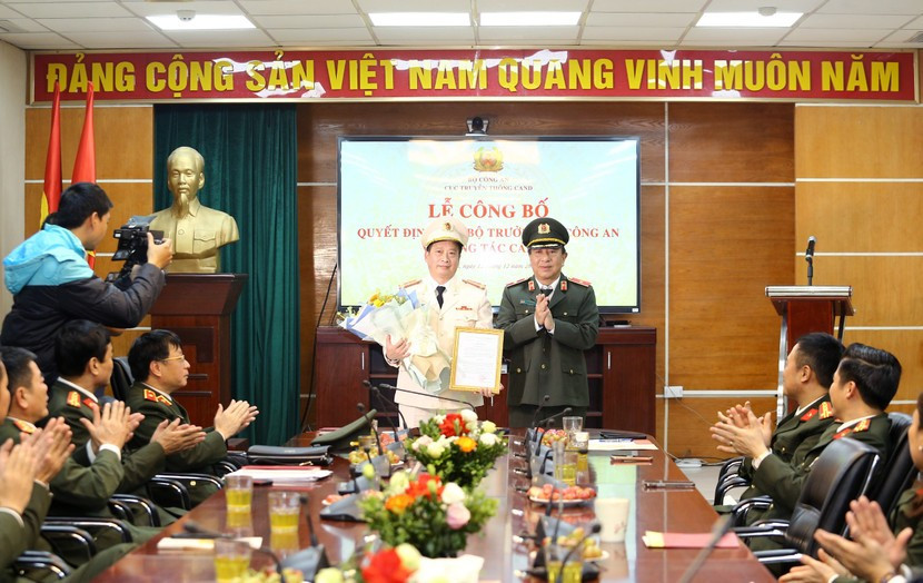 Thừa ủy quyền của lãnh đạo Bộ Công an, Thiếu tướng Đỗ Triệu Phong trao Quyết định điều động và bổ nhiệm Thượng tá Nguyễn Thanh Bình giữ chức vụ Phó Cục trưởng Cục Truyền thông Công an nhân dân