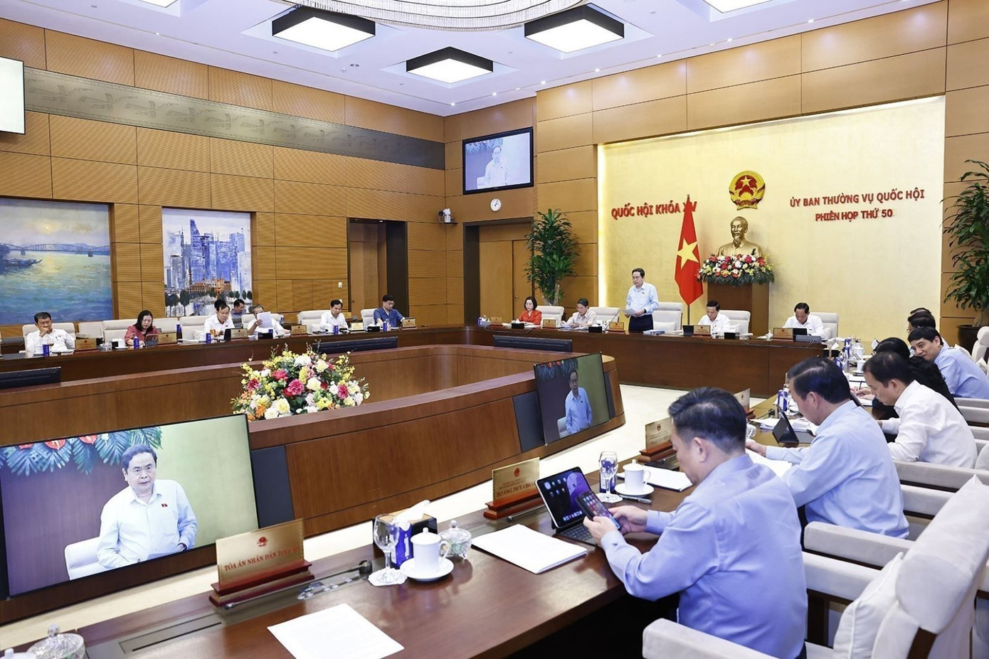 Chiều 8/10/2025, tại Nhà Quốc hội, Chủ tịch Quốc hội Trần Thanh Mẫn phát biểu khai mạc Phiên họp thứ 50 của Uỷ ban Thường vụ Quốc hội với các nội dung: Cho ý kiến về dự án Luật Báo chí (sửa đổi), dự án Luật Dân số và dự án Luật Phòng bệnh. Ảnh: Doãn Tấn/ TTXVN.