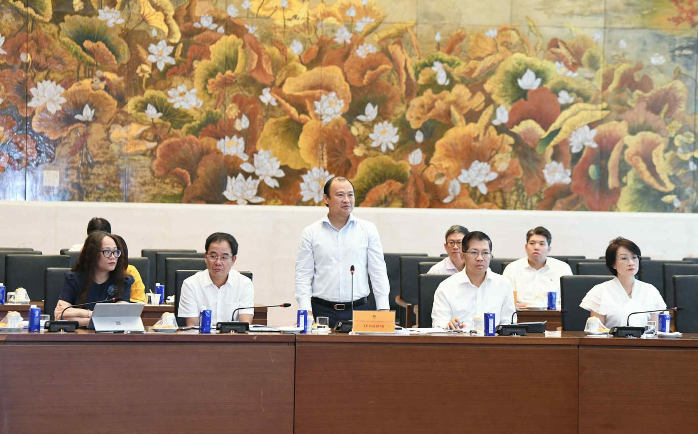 Thứ trưởng Thường trực Bộ Văn hoá, Thể thao và Du lịch Lê Hải Bình báo cáo tại phiên thẩm tra mở rộng của Uỷ ban Văn hoá và Xã hội của Quốc hội. Ảnh: Quốc hội