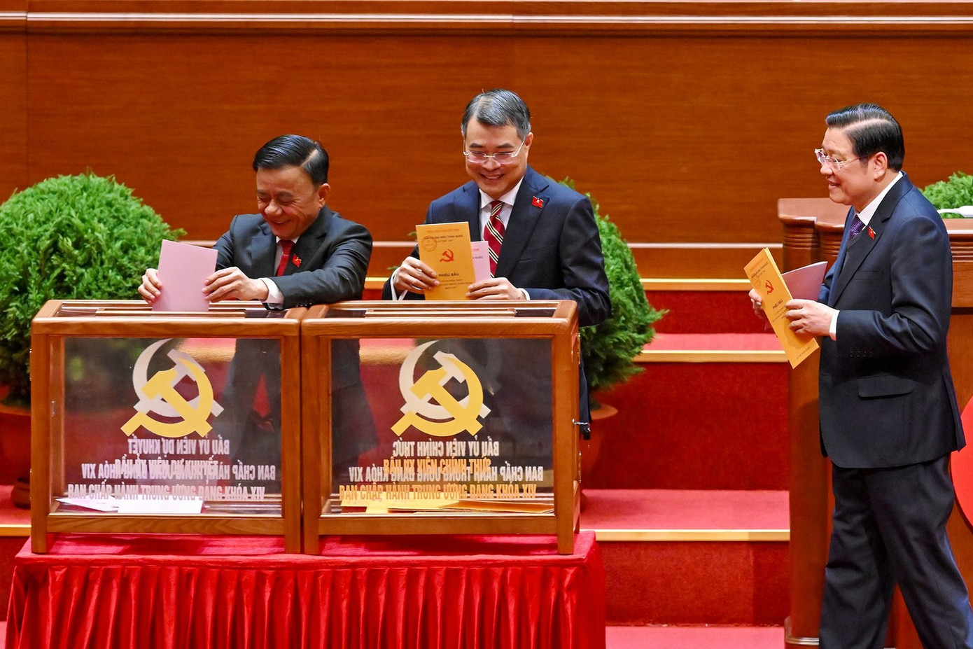 Các lãnh đạo Đảng và Nhà nước bỏ phiếu bầu Ban Chấp hành Trung ương khóa XIV.