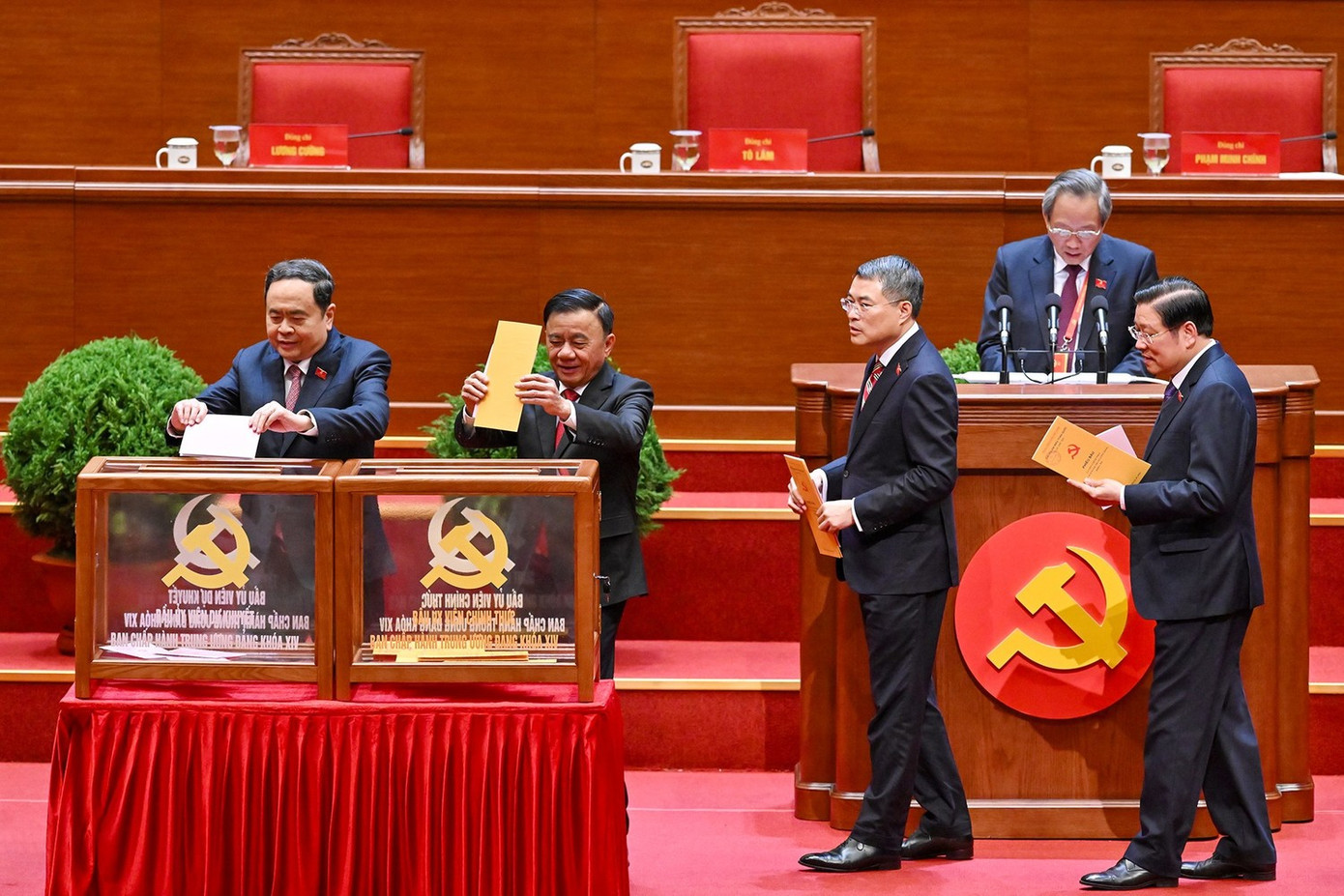 Các lãnh đạo Đảng và Nhà nước bỏ phiếu bầu Ban Chấp hành Trung ương khóa XIV.