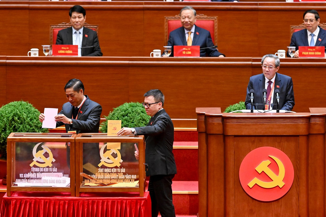 Các đại biểu bỏ phiếu bầu Ban Chấp hành Trung ương khóa XIV.