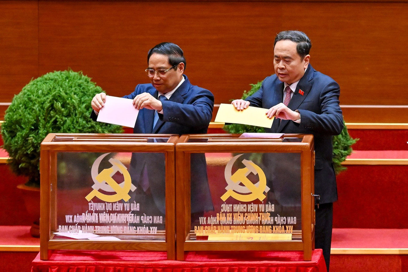 Các lãnh đạo Đảng và Nhà nước bỏ phiếu bầu Ban Chấp hành Trung ương khóa XIV.