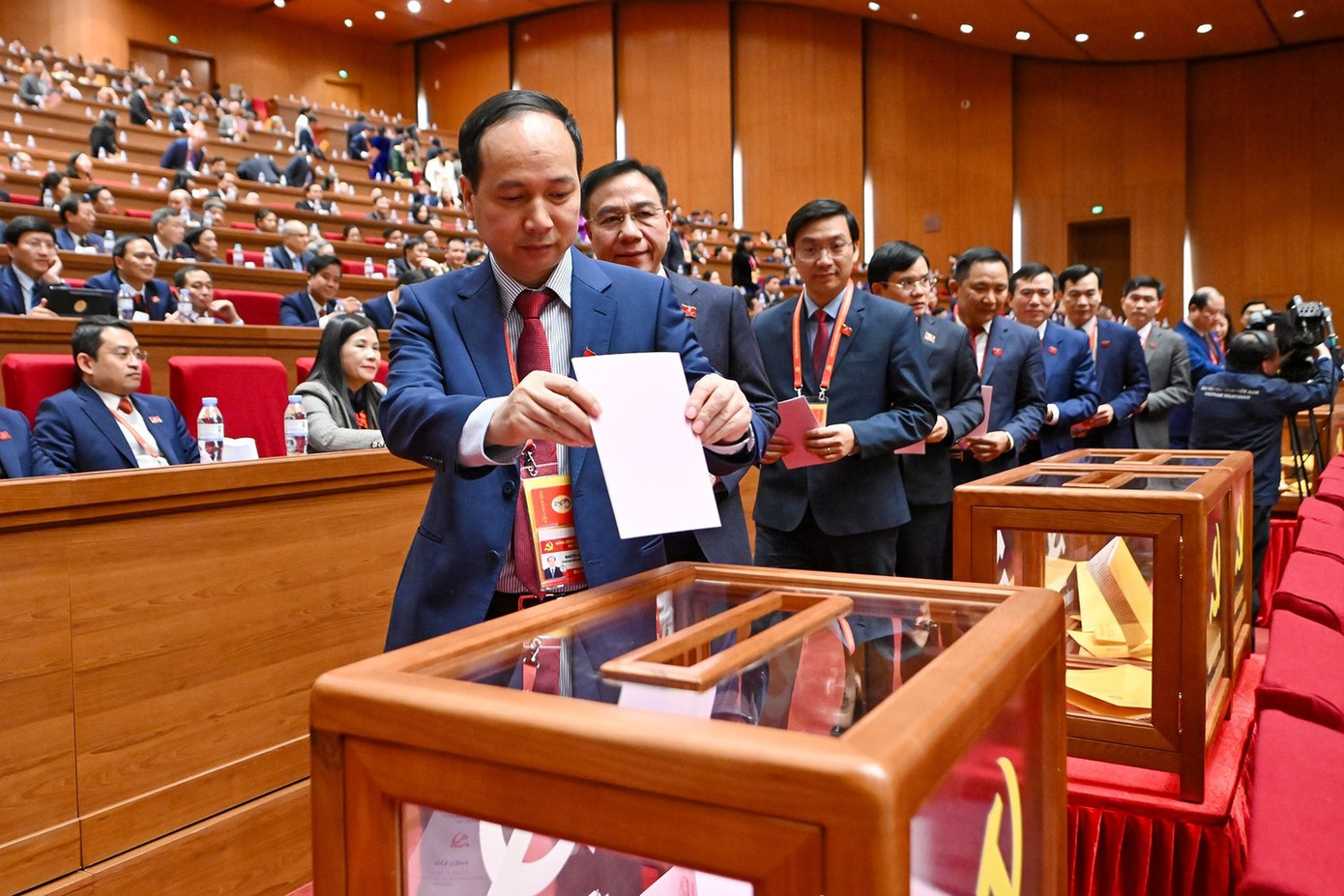 Các đại biểu bỏ phiếu bầu Ban Chấp hành Trung ương khóa XIV.