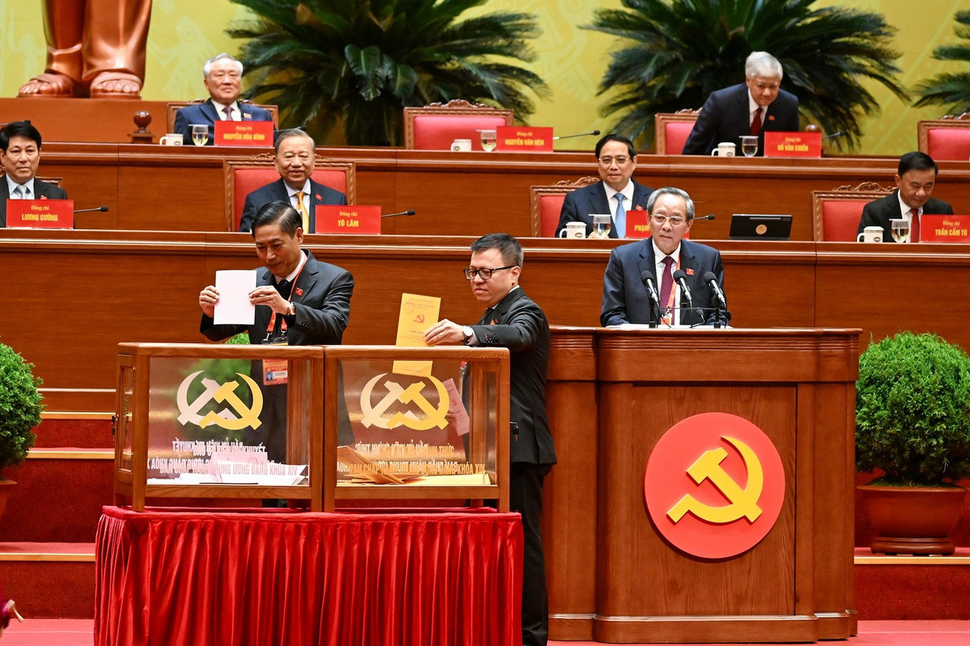 Các đại biểu bỏ phiếu bầu Ban Chấp hành Trung ương khóa XIV.