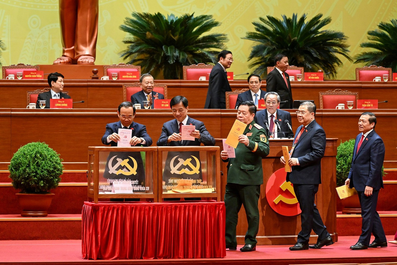 Các lãnh đạo Đảng và Nhà nước bỏ phiếu bầu Ban Chấp hành Trung ương khóa XIV.