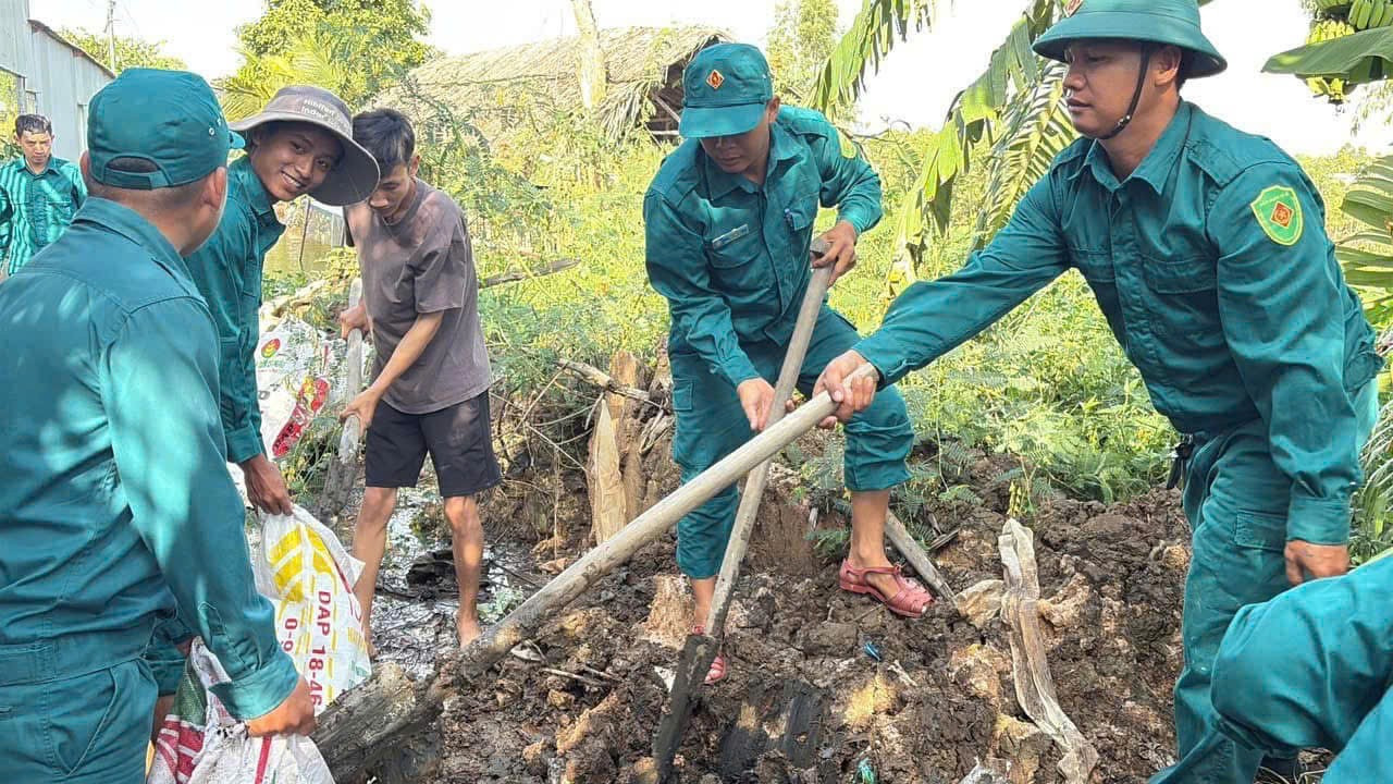 Các lực lượng ở tỉnh Tây Ninh tổ chức đắp, gia cố hệ thống đê bao tại những khu vực trọng điểm