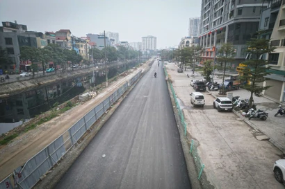 Nhiều năm nay, tuyến đường đoạn từ KĐT Đại Kim đến cầu Định Công rơi vào tình trạng xuống cấp báo động. Những "ổ gà, ổ voi" xuất hiện dày đặc cùng hiện trạng mặt đường bong tróc, lún võng không chỉ gây khó khăn cho phương tiện mà còn tiềm ẩn nguy cơ tai nạn giao thông cao.