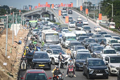 Hà Nội sáng 27 Tết: Dòng người nhích từng mét rời cửa ngõ Thủ đô