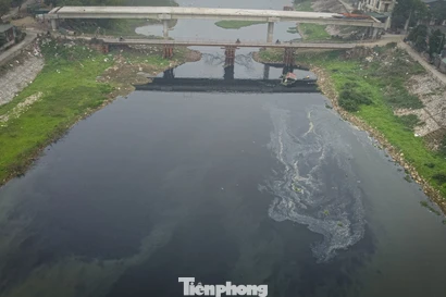 Sông Đáy bị 'bức tử' bởi dòng thủy triều đen sau vụ Tết
