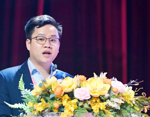 TS Lê Duy Tân - Giảng viên trường ĐH Quốc tế (ĐHQG TP. HCM) đại diện nhóm thảo luận số 1. z6823478753856-8d51ae003ffb201bb884bc5febe2c659.jpg