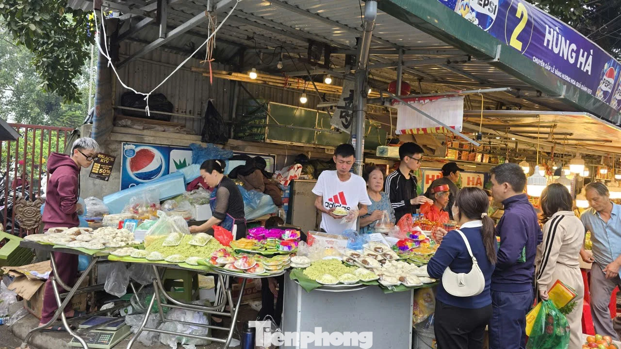 Hà Nội tăng cường kiểm tra an toàn thực phẩm dịp Tết 2026, vẫn còn thực phẩm 'phơi trần' tại di tích