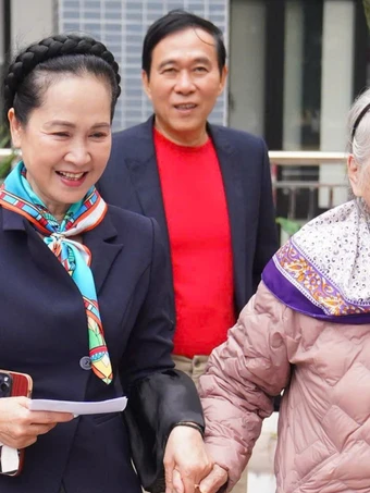 NSND Lan Hương, NSƯT Đỗ Kỷ đưa mẹ 94 tuổi đi bỏ phiếu