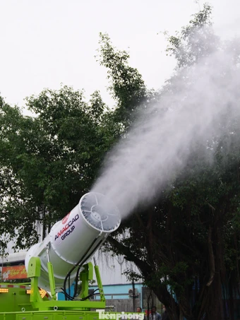 Hà Nội có thêm các xe 'pháo xa sương mù' dập bụi mịn 