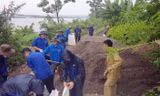 Thanh niên Hải Phòng dầm mưa ứng phó bão số 3