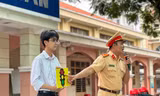 CSGT TPHCM vào trường 'hỏi kiến thức luật' của học sinh