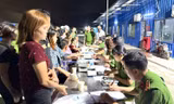 Cảnh sát rà soát, kiểm tra, xét nghiệm nhanh hơn 1.600 công nhân tại khu nhà ở công nhân Vũ Yên 1 (phường Thủy Nguyên). Ảnh: CAHP