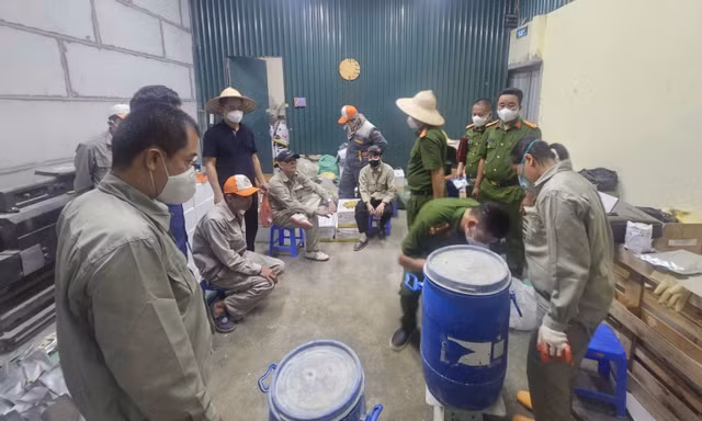 Khám xét cơ sở có dấu hiệu sản xuất thuốc diệt mối giả quy mô lớn ở Phú Thọ