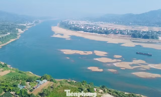 Mực nước sông Đà giảm, lộ nhiều cồn cát giữa dòng tạo cảnh sắc thơ mộng