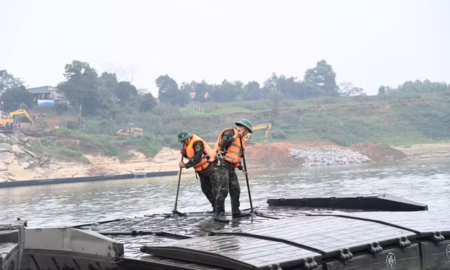 Công binh xuyên đêm bắc cầu phao qua sông Lô, sáng 16/2 chính thức thông tuyến
