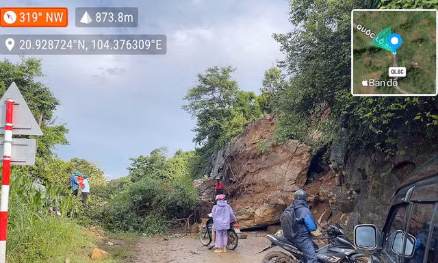 Khoảng 1.000m³ đất đá tràn xuống quốc lộ qua Sơn La, giao thông ách tắc