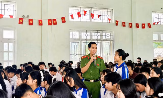 Thượng úy Công an mặc sắc phục đứng lớp, dạy học miễn phí
