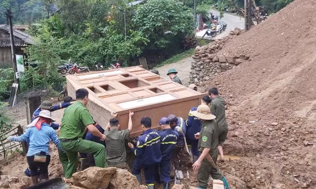 Sơn La huy động gần 100 cán bộ, chiến sĩ hỗ trợ người dân di dời nhà, tài sản vì sạt lở