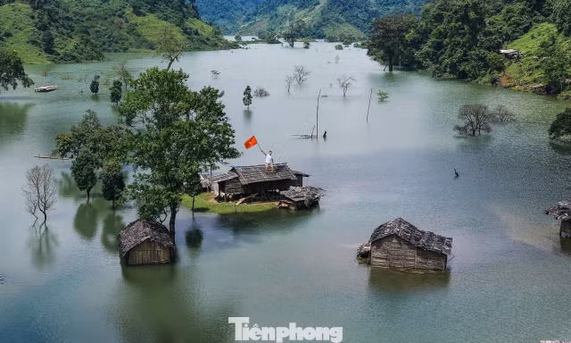 Đẹp ngỡ ngàng ‘vịnh Tà Phình’ giữa núi rừng Sơn La
