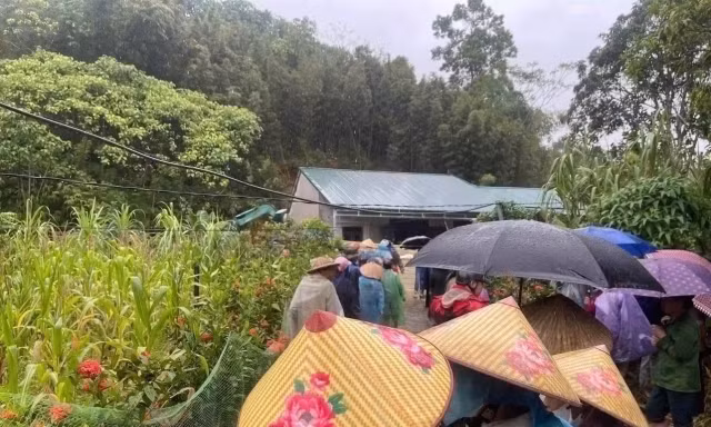 Sạt lở đất khiến 3 người trong gia đình ở Phú Thọ tử vong