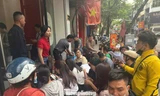Dòng người thấp thỏm trên ‘phố vàng’ trước giờ Bảo Tín Minh Châu mở cửa