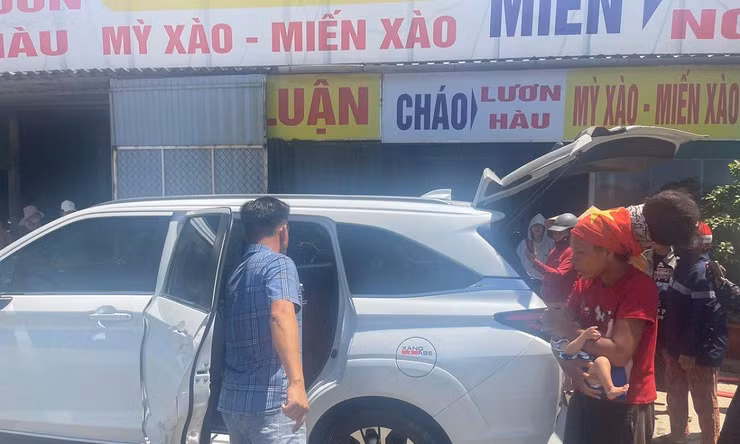 Tin mới về người mẹ địu con, đẩy xe nôi xuyên Việt dưới nắng nóng 40 độ C 