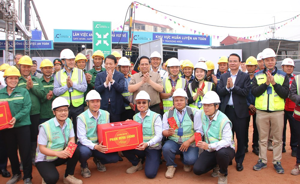 Thủ tướng Phạm Minh Chính kiểm tra dự án sân bay Gia Bình
