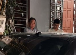 Chiều 7/11, "ông trùm" tín dụng đen Thái Bình - Chúc "Nhị" (trái) bị dẫn giải về nhà riêng để thực hiện lệnh khám nhà - Ảnh: Hoàng Long