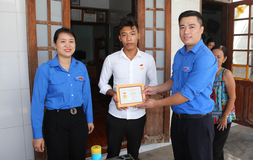 Trao huy hiệu 'Tuổi trẻ dũng cảm' cho các thanh niên cứu người trong mùa lũ