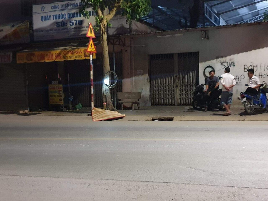 Thi thể nạn nhân nằm bên lề đường. Ảnh: CTV