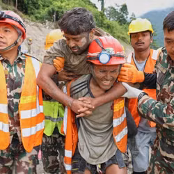 Khoảnh khắc cứu 2 công nhân thủy điện ở Nepal 9 ngày sau thảm họa lũ quét.