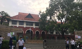 Vì sao bất chấp dịch, học sinh vẫn được tập trung đến trường?