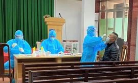 Cán bộ ngành y tế, lấy mẫu xét nghiệm cho nhân viên sân bay