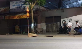 Thi thể nạn nhân nằm bên lề đường. Ảnh: CTV