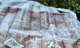 Nhiệt độ xuống thấp, băng giá phủ trắng vùng núi Nghệ An