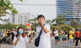 Bạn trẻ Sài Gòn thả diều, 'xin một vé' trở về tuổi thơ