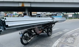 TPHCM: Tái diễn xe 'cà tàng' chở hàng cồng kềnh dạo phố