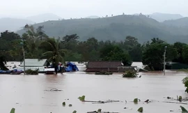 Hàng trăm nhà dân ngập tận mái, nguy cơ lũ chồng lũ ở Quảng Trị