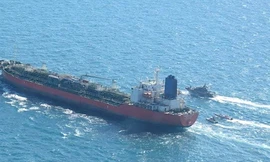 Tàu hải quân của IRGC bao vây tàu dầu TM Hankuk Chemi ngày 4/1 trên vịnh Ba Tư. Ảnh: Tasnim.