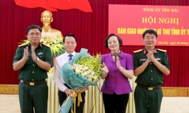 Bàn giao nhiệm vụ Bí thư Tỉnh ủy Yên Bái