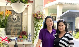 Trịnh Kim Chi và Đào Vân Anh viếng mộ Lê Công Tuấn Anh. 