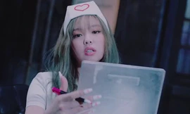 Mặc đồ y tá cho Jennie trong “Lovesick Girls”, stylist của BLACKPINK bị chê thiếu nhạy cảm