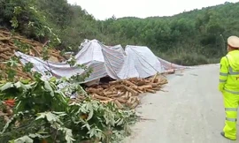 Hiện trường xe tải đâm vào vách núi khiến 7 người tử vong