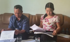 Ông Trần Đức Dục và bà Mai Thị Hương cung cấp hồ sơ, trao đổi với Báo Tiền Phong